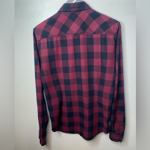 Guess Checkered Button Down. - Picture 5 of 8